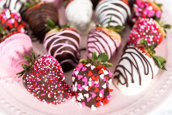 Varietà Fragole Cioccolato Immerse Uno Stand Torta Rosa — Foto Stock