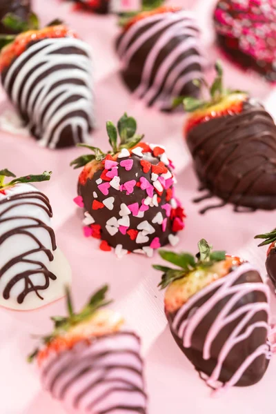 Verschiedene Schokoladen Erdbeeren Auf Rosa Hintergrund — Stockfoto