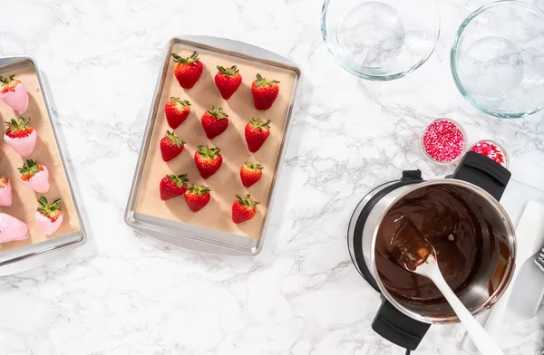 Ett Platt Ligg Ingredienser För Att Förbereda Chokladdoppade Jordgubbar — Stockfoto