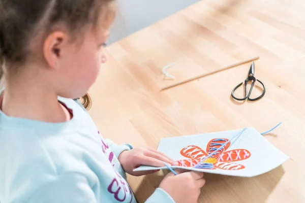 Petite Fille Apprenant Coudre Avec Kit Artisanat Couture Pour Enfants — Photo