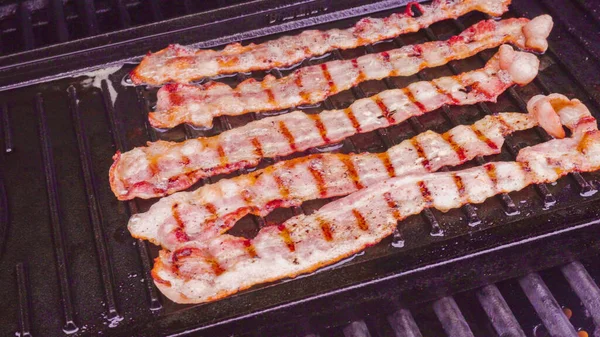 Cuisson Des Pointes Bacon Sur Barbecue Gaz Extérieur — Photo