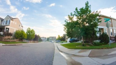 Denver, Colorado, ABD-19 Temmuz 2020 - Bir yaz sabahı tipik banliyö manzarası.