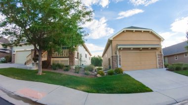 Denver, Colorado, ABD-19 Temmuz 2020 - Bir yaz sabahı tipik banliyö manzarası.