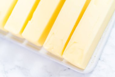 Oda sıcaklığında tereyağı çubukları pişirmek için.