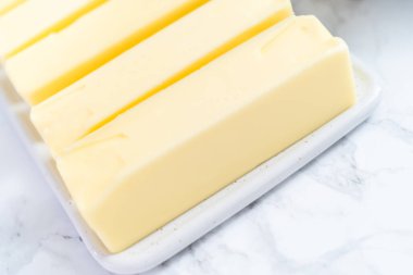 Oda sıcaklığında tereyağı çubukları pişirmek için.