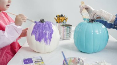 Adım adım. Süslü deniz kızı Cadılar Bayramı balkabağı yaratmak için akrilik boyalı balkabağı boyamak.