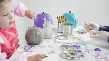 Adım adım. Süslü deniz kızı Cadılar Bayramı balkabağı yaratmak için akrilik boyalı balkabağı boyamak.