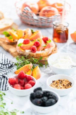 Mermer tezgahta şeftalili ricotta tostu hazırlamak için gerekli malzemeler..