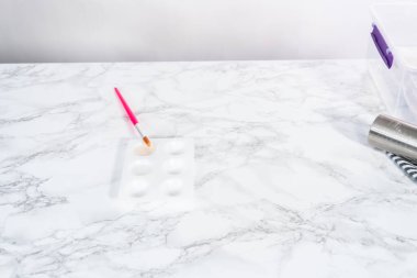 Kurabiye kesicilerle kar tanesi şekillerini kesmek için yazı tipi açıyorum.