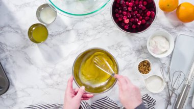 Düz yatıyordu. Adım adım. Kızılcık keki pişirmek için karışımı karıştırıyorum..