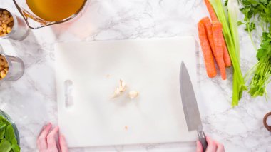 Vejetaryen fasulye çorbası pişirmek için sebzeleri doğramak..