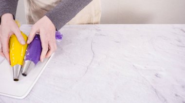 Adım adım. Mardi Gras kutlaması için kremalı İtalyan kremalı vanilyalı kek..