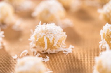 Hindistan cevizli kurabiye pişirmek için fırınlanmamış hamur kepçeleri..