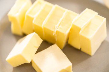 Hindistan cevizli kurabiye pişirmek için küçük küplere dilimlenmiş tereyağı çubuğu..