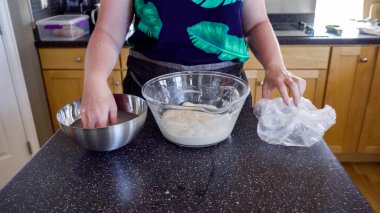 Adım adım. Konut mutfağında ekşi ekmek pişirmek.