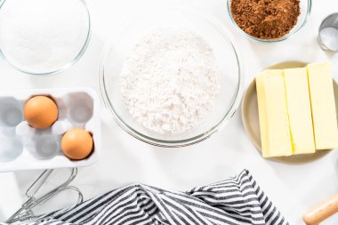 Çikolatalı kurabiye pişirmek için tezgahın üzerindeki karıştırma kabının içindekiler..