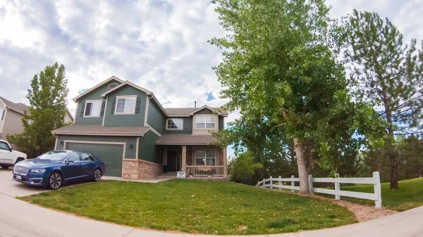 Denver, Colorado, ABD-19 Temmuz 2020 - Bir yaz sabahı tipik banliyö manzarası.