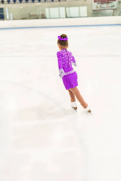 Mała Dziewczynka Ćwicząca Łyżwy Figurowe Fioletowej Sukience Kryształkami Kryształowym Lodowisku — Zdjęcie stockowe