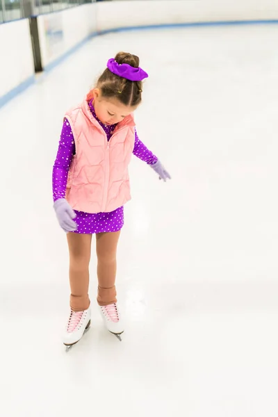 Kleines Mädchen Übt Eiskunstlauf Lila Kleid Mit Kristallen Auf Der — Stockfoto