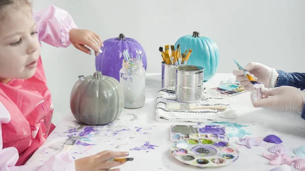 Adım adım. Süslü deniz kızı Cadılar Bayramı balkabağı yaratmak için akrilik boyalı balkabağı boyamak.