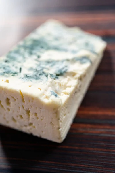 Großer Keil Aus Blauschimmelkäse Auf Dunklem Holzgrund — Stockfoto