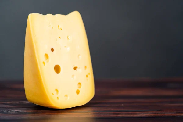 Gran Cuña Queso Suizo Semidescremado Suave Sobre Fondo Madera Oscura —  Fotos de Stock