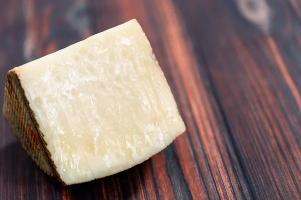 Gran Cuña Queso Manchego Envejecido Sobre Fondo Madera Oscura — Foto de Stock