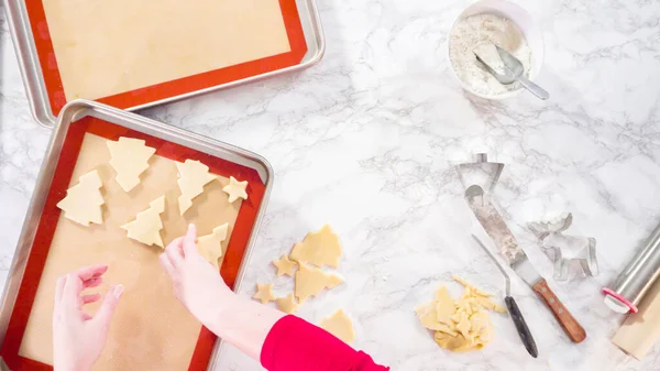 Acostado Cortar Las Galletas Azúcar Con Cortador Gigante Galletas Navidad — Foto de Stock