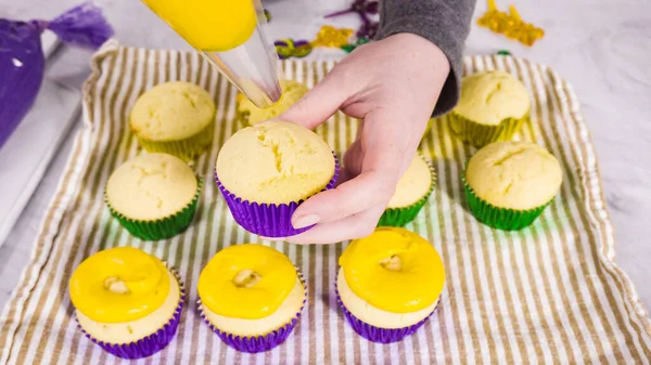 Adım adım. Mardi Gras kutlaması için kremalı İtalyan kremalı vanilyalı kek..