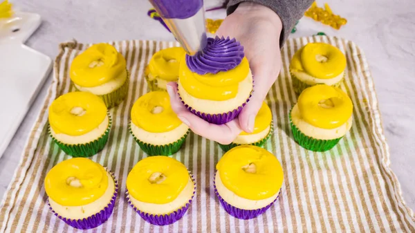 Adım adım. Mardi Gras kutlaması için kremalı İtalyan kremalı vanilyalı kek..