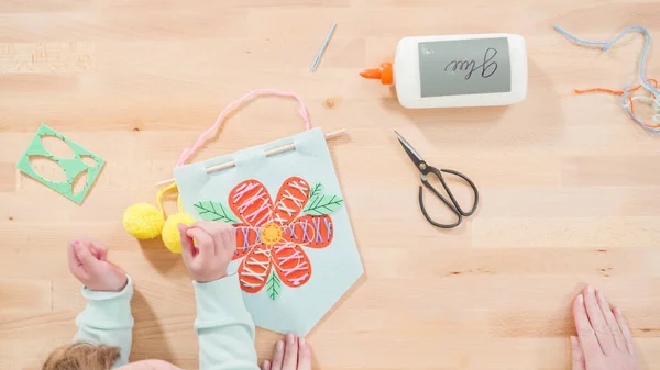 Menina Aprendendo Costurar Com Kit Artesanato Costura Para Crianças — Fotografia de Stock