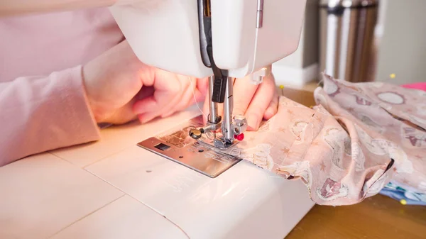 Mascarilla Algodón Coser Con Una Máquina Coser Para Brote Coronavirus —  Fotos de Stock