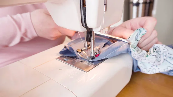 用缝纫机缝制棉面面膜以防止痘病毒爆发 — 图库照片
