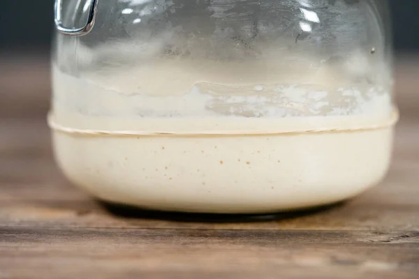 การให อาหารเร Sourdough ในขวดเมส นแก าหร บขนมป างท าขนมป — ภาพถ่ายสต็อก