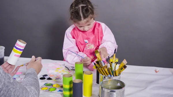 子供の紙工芸品 紙の虫を作成するためにアクリル塗料で空のトイレタリーペーパーロールをペイント — ストック写真