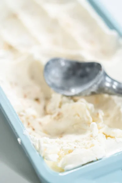 Zelfgemaakte Kokosijs Bereiden Met Geroosterde Kokosvlokken — Stockfoto