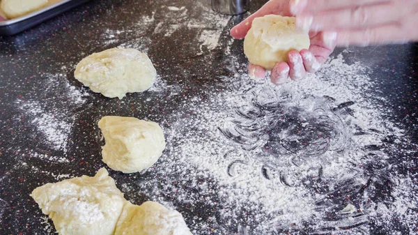 Krok Kroku Pieczenie Chleba Zakwasionego Kuchni Mieszkalnej — Zdjęcie stockowe