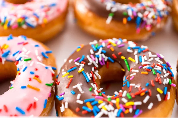 Verscheidenheid Van Winkel Gekochte Donuts Een Witte Papieren Doos — Stockfoto