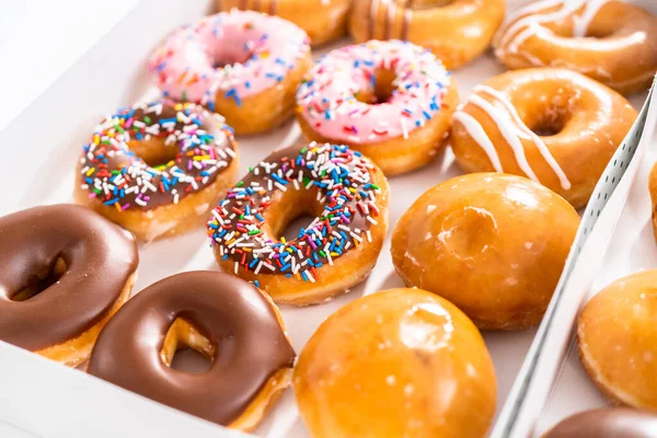 Variedade Donuts Comprados Loja Uma Caixa Papel Branco — Fotografia de Stock