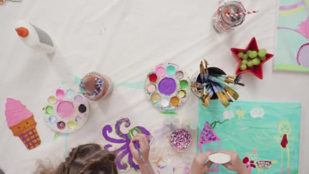 Düz Yatıyordu Küçük Kızlar Temmuz Tuvale Resim Yapıyorlar — Stok video