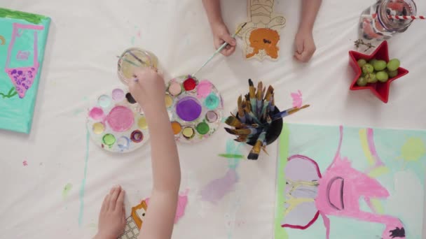 Düz Yatıyordu Küçük Kızlar Temmuz Tuvale Resim Yapıyorlar — Stok video