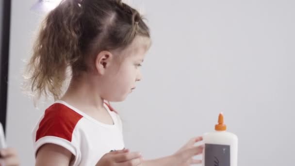 Kleine Mädchen Malen Juli Auf Leinwand — Stockvideo