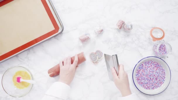 Cooling Red White Blue Pinwheel Sugar Cookies Cooling Rack Sobremesa — Vídeo de Stock