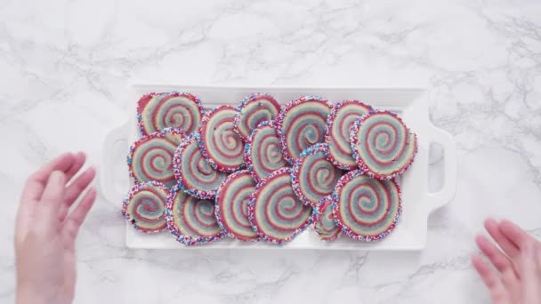 Cooling Red White Blue Pinwheel Sugar Cookies Cooling Rack Sobremesa — Vídeo de Stock