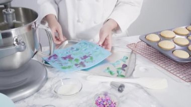 Düz yatıyordu. Adım adım. Vanilyalı kekleri süslemek için silikon kalıplı çikolata denizkızı kuyruğu yapıyorum..