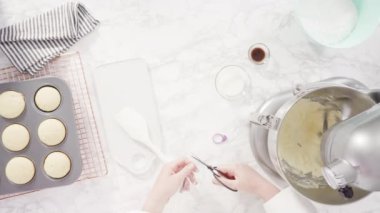 Düz yatıyordu. Adım adım. Vanilyalı kekleri süslemek için silikon kalıplı çikolata denizkızı kuyruğu yapıyorum..