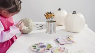 Düz yatıyordu. Adım adım. Cadılar Bayramı için kafiyeli sanat balkabakları, deniz kızı kuyrukları ve deniz kabuğu temalı deniz kızı dekorasyonu..