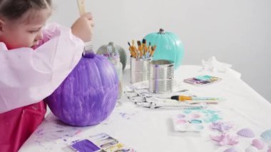 Düz yatıyordu. Adım adım. Cadılar Bayramı için kafiyeli sanat balkabakları, deniz kızı kuyrukları ve deniz kabuğu temalı deniz kızı dekorasyonu..