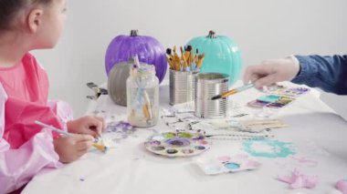 Düz yatıyordu. Adım adım. Cadılar Bayramı için kafiyeli sanat balkabakları, deniz kızı kuyrukları ve deniz kabuğu temalı deniz kızı dekorasyonu..