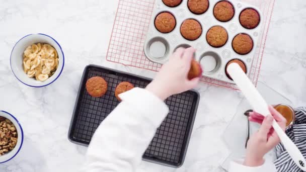 Düz Yatıyordu Adım Adım Yapımı Karamelli Muzlu Cevizli Muzlu Kek — Stok video